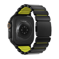 Bracelet Apple Watch Ultra en titane noir mat avec intérieur souple jaune vif en FKM, maillons larges et robustes, design.