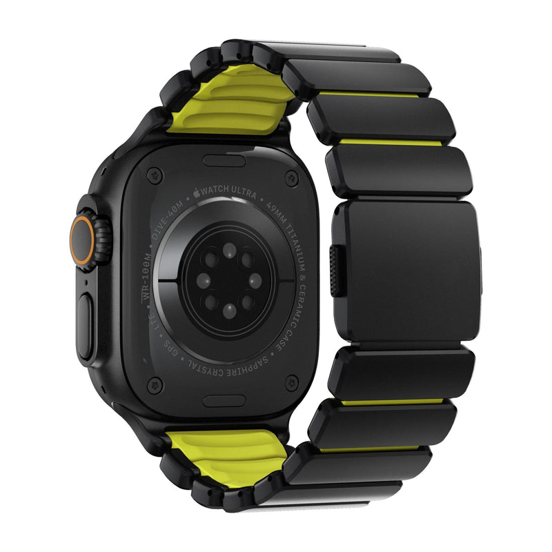 Bracelet Apple Watch Ultra en titane noir mat avec intérieur souple jaune vif en FKM, maillons larges et robustes, design.