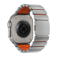 Bracelet Apple Watch Ultra en titane gris mat avec intérieur orange vif en FKM, design souple et robuste.
