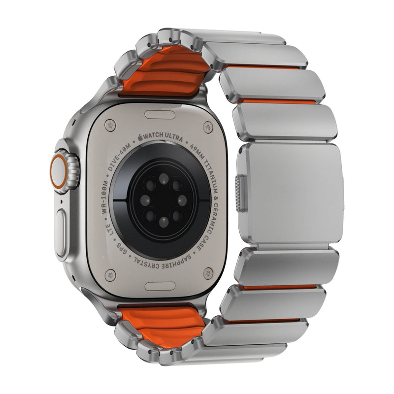 Bracelet Apple Watch Ultra en titane gris mat avec intérieur orange vif en FKM, design souple et robuste.