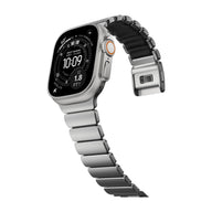 Bracelet Apple Watch en titane gris mat avec maillons larges et fermeture à boucle déployante, design robuste et élégant.