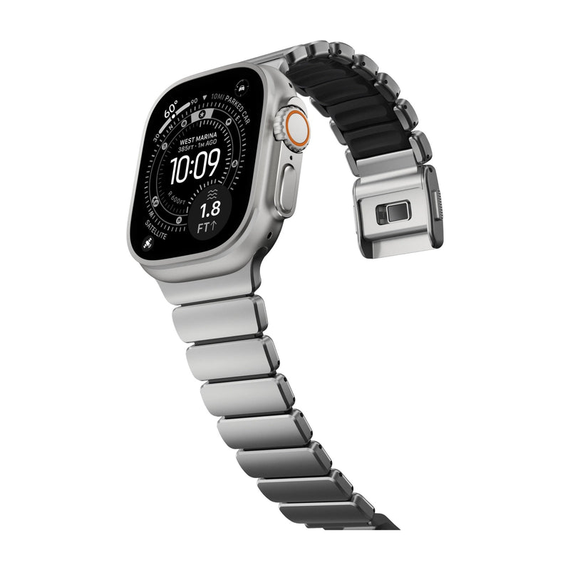 Bracelet Apple Watch en titane gris mat avec maillons larges et fermeture à boucle déployante, design robuste et élégant.