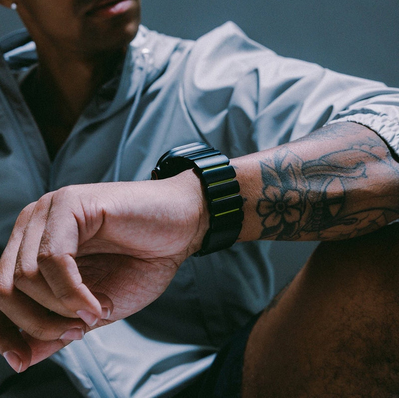 Bracelet Apple Watch Ultra en titane gris mat et FKM noir, design souple et robuste, modèle Asgard.