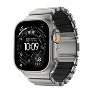 Bracelet Apple Watch Ultra en titane gris mat avec intérieur souple noir en FKM, design robuste et élégant.
