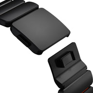 Bracelet Apple Watch en titane noir mat avec segments souples en FKM et fermoir élégant.