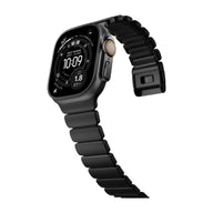 Bracelet Apple Watch Ultra noir en titane Grade 4 avec maillons larges et finition mate, design robuste et flexible.