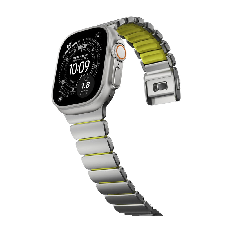 Bracelet pour Apple Watch Ultra en titane gris mat avec intérieur en FKM vert olive, design links souple et robuste.