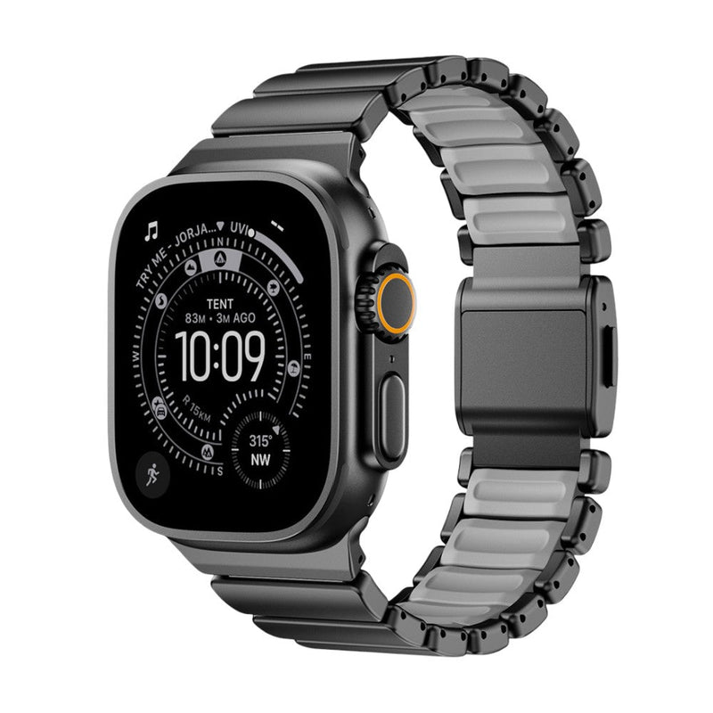 Bracelet Apple Watch Ultra en titane gris foncé mat avec maillons robustes et fermeture déployante intégrée.