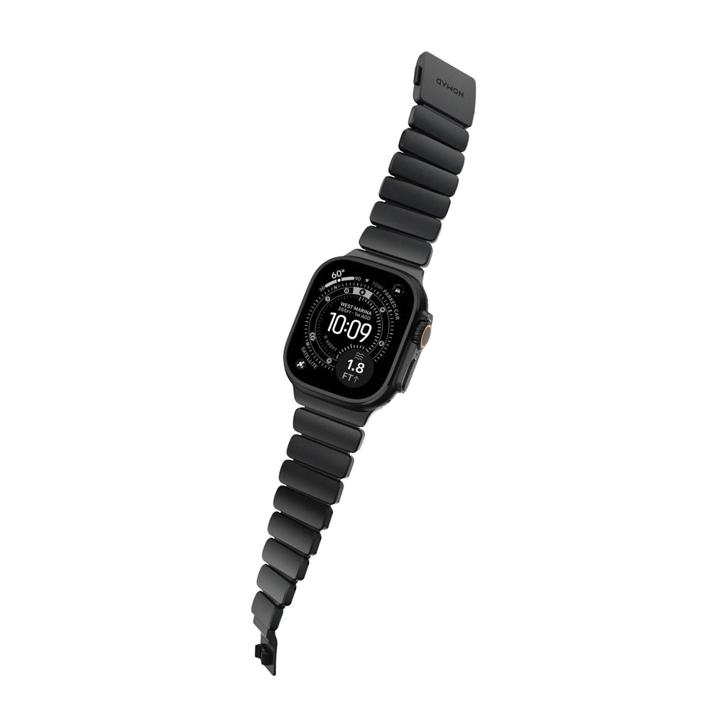 Bracelet Apple Watch Ultra en titane gris foncé avec maillons souples en FKM noir, design moderne et robuste.