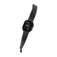 Bracelet Apple Watch Ultra en titane gris foncé avec maillons souples en FKM noir, design moderne et robuste.