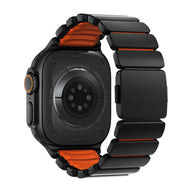 Bracelet noir en titane Grade 4 avec intérieur souple orange en FKM pour Apple Watch Ultra.