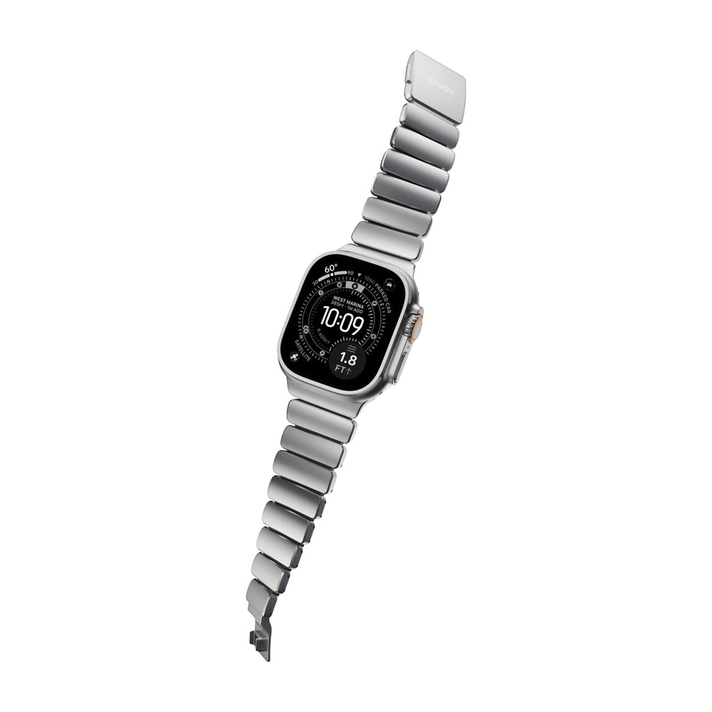 Bracelet Apple Watch ultra en titane Grade 4 argenté, maillons larges et courbés, design moderne et robuste.