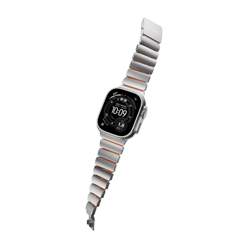 Bracelet Apple Watch Ultra en titane gris clair avec intérieur souple orange, design flexible et robuste.
