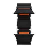 Bracelet Apple Watch Ultra en titane noir mat avec intérieur orange, design robuste et segments articulés souples en FKM.