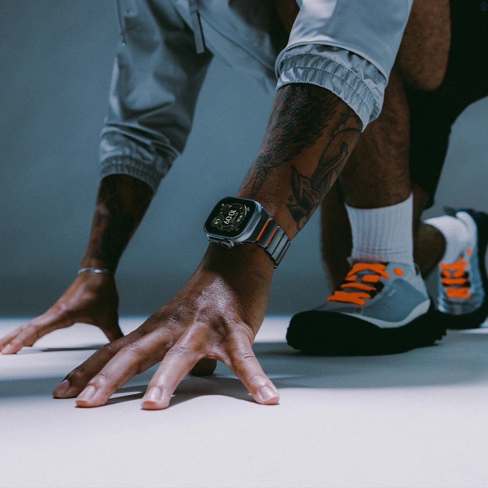 Bracelet Apple Watch Ultra en titane gris mat avec lien souple en FKM noir, design épuré et robuste.