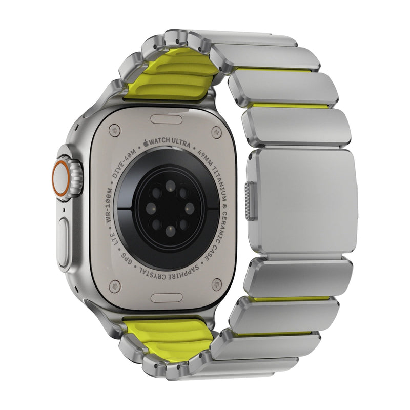 Bracelet Apple Watch Ultra en titane gris clair avec intérieur et accents jaunes, design souple et segments larges.