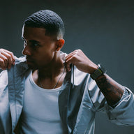 Bracelet Apple Watch Ultra en titane gris mat avec maillons souples, style robuste et moderne.