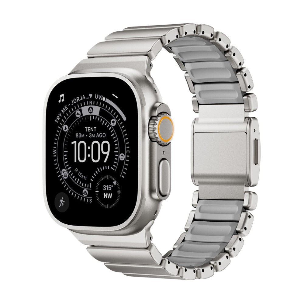 Bracelet Apple Watch en titane Grade 4 argenté avec maillons larges et finition mate, design robuste et élégant.