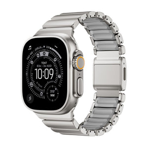 Bracelet Apple Watch en titane Grade 4 argenté avec maillons larges et finition mate, design robuste et élégant.