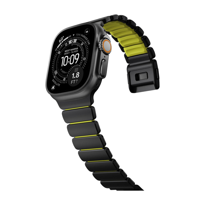 Bracelet pour Apple Watch Ultra en titane gris foncé et FKM avec liens souples noirs et intérieurs vert citron.