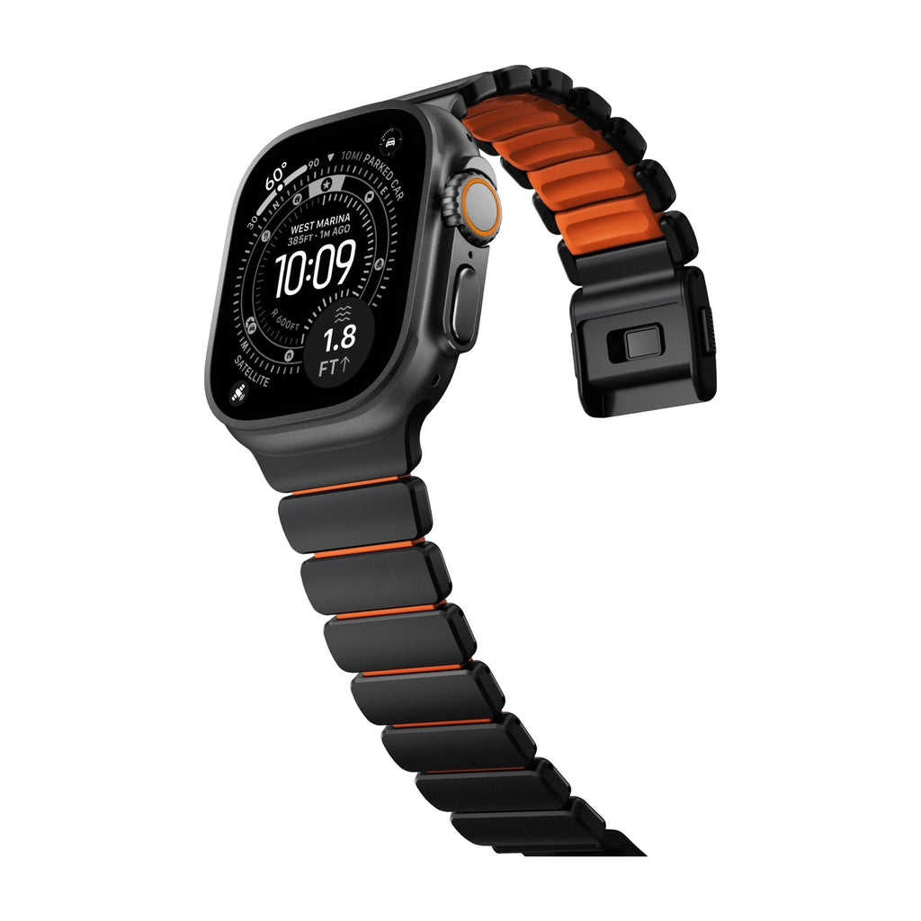 Bracelet Apple Watch Ultra en titane noir mat avec maillons souples et intérieur orange en FKM, design robuste et élégant.