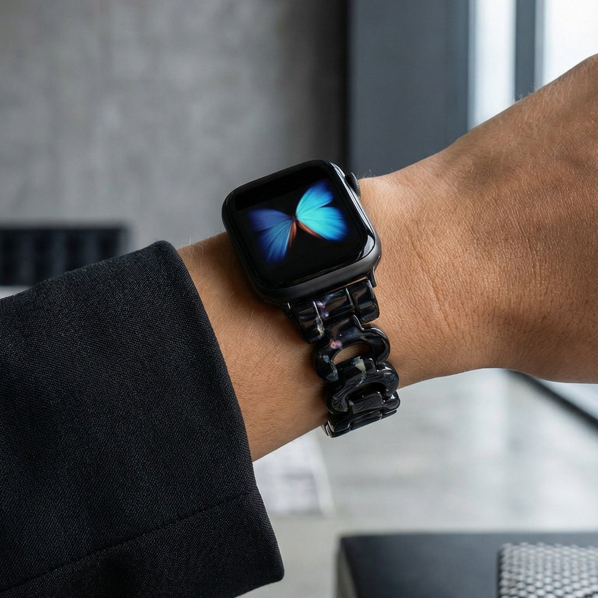 Apple Watch bracelet in tortoiseshell-effect resin, shiny curb chain, steel folding clasp, Wernale model