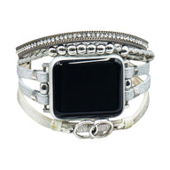 Bracelet Apple Watch argenté en simili cuir à multi-rangs avec strass et anneaux entrelacés, fermoir ajustable.