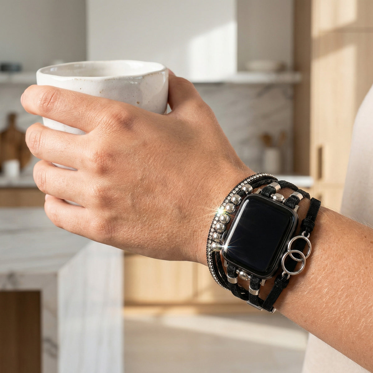 Bracelet Apple Watch multi-rangs, tressage et strass, anneaux entrelacés, fermoir ajustable, modèle Lona