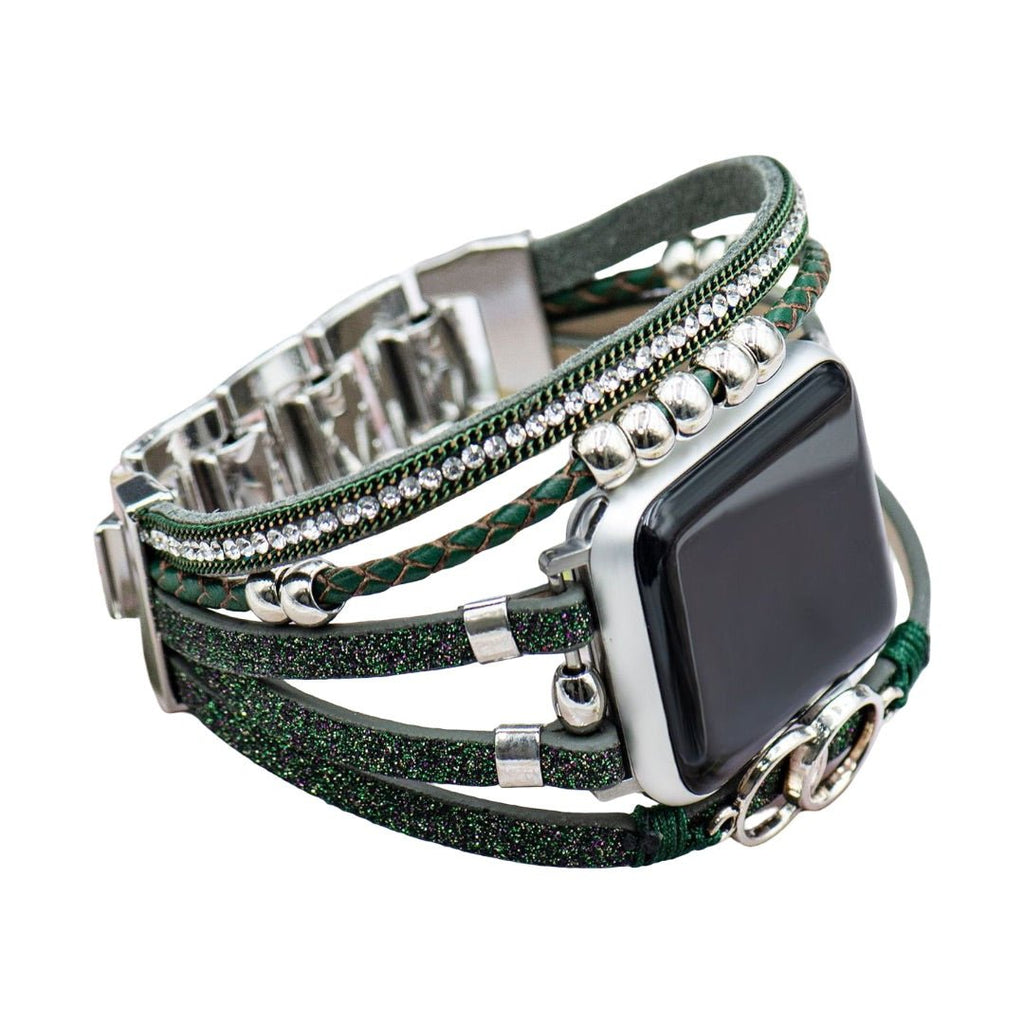 Bracelet Apple Watch vert multi-rangs simili cuir à strass et anneaux argentés, fermoir ajustable.