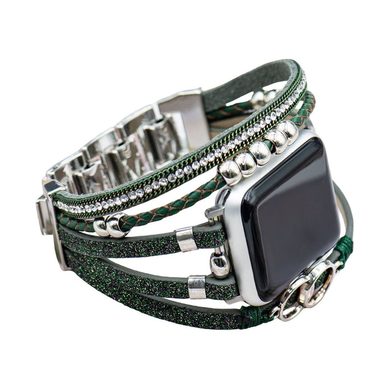Bracelet Apple Watch vert multi-rangs simili cuir à strass et anneaux argentés, fermoir ajustable.