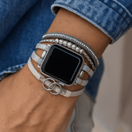 Bracelet Apple Watch simili blanc multi-rangs avec strass et anneaux entrelacés argentés, fermoir ajustable.