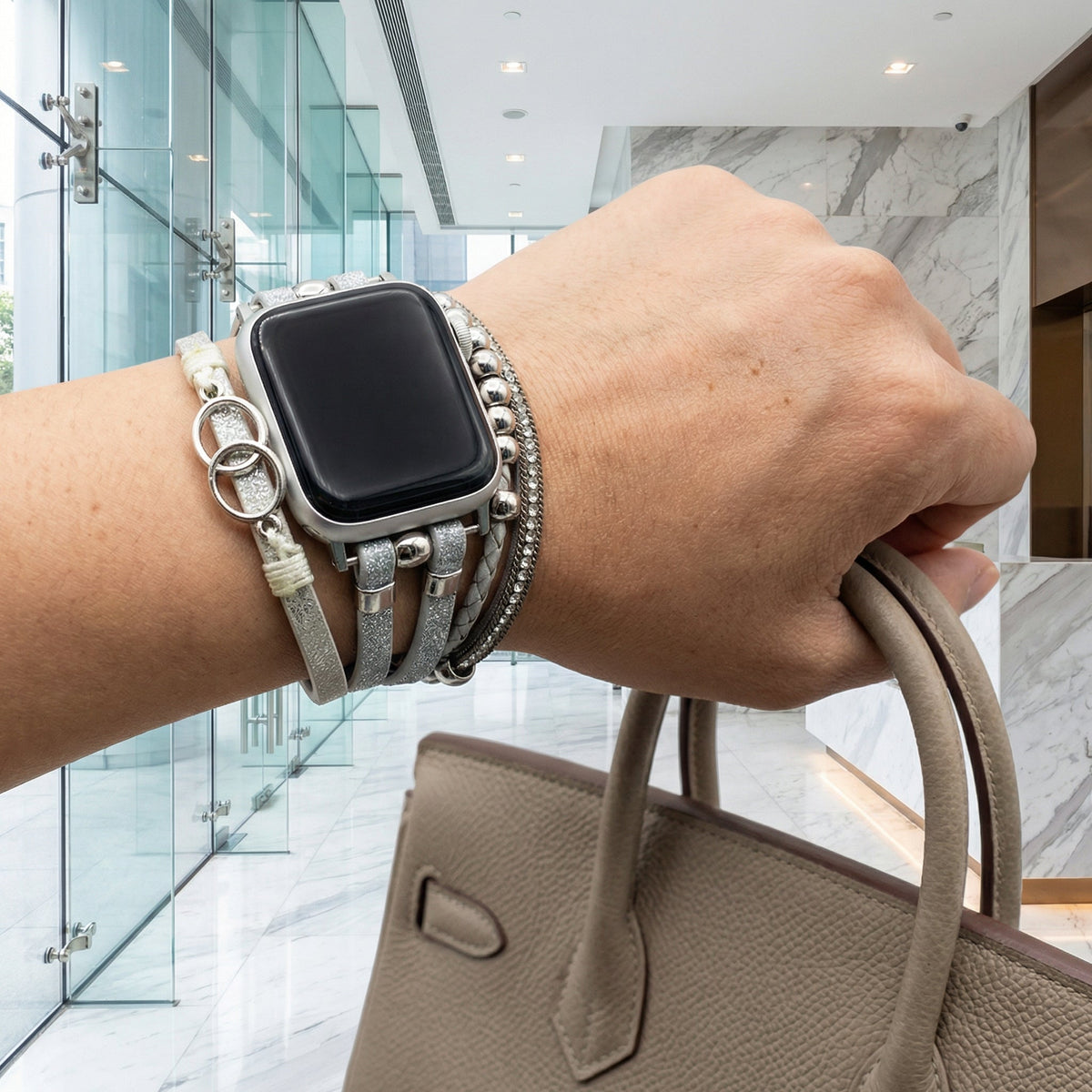 Bracelet Apple Watch multi-rangs, tressage et strass, anneaux entrelacés, fermoir ajustable, modèle Lona