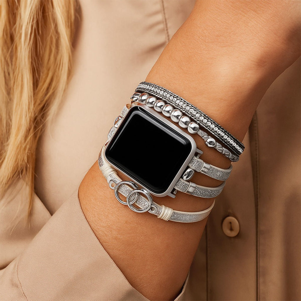 Bracelet Apple Watch simili cuir beige multi-rangs avec strass brillants et anneaux argentés entrelacés, fermoir ajustable.