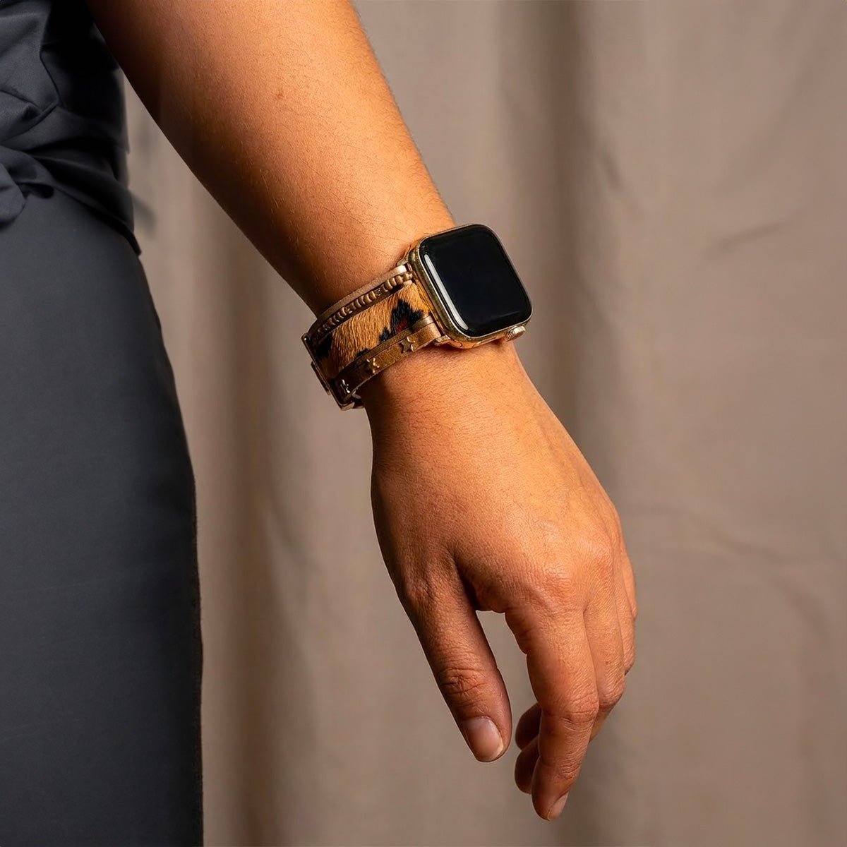 Bracelet pour Apple Watch en simili cuir vegan à motif léopard, perles naturelles et fermoir doré élégant.