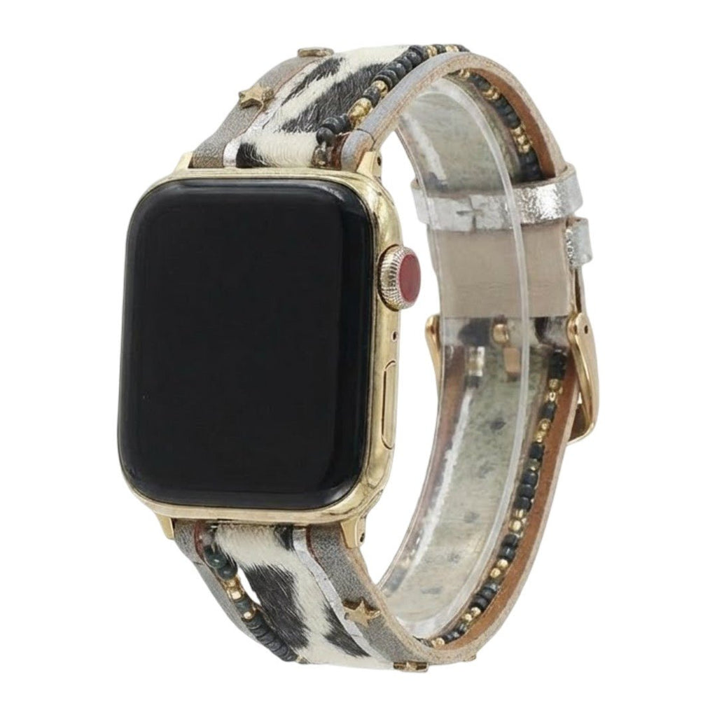 Bracelet Apple Watch simili cuir animalier léopard blanc, beige et noir, perles naturelles et fermoir doré.