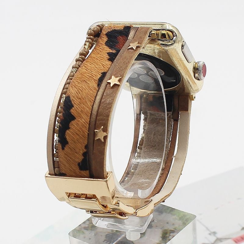 Bracelet Apple Watch en simili cuir animalier léopard, perles naturelles, fermoir doré étoilé.