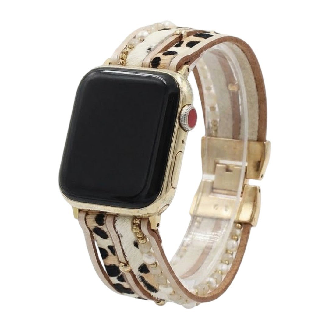 Bracelet Apple Watch simili cuir vegan beige à motifs léopard avec perles naturelles et fermoir doré.