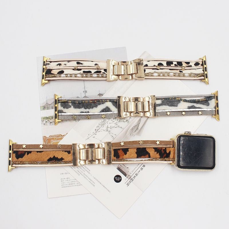Trois bracelets Apple Watch en simili vegan imprimé animalier léopard et vache, perles naturelles, fermoirs dorés, style.