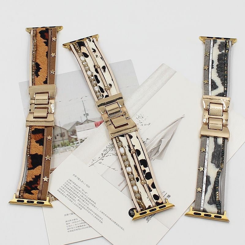 Trois bracelets Apple Watch en simili cuir vegan effet animalier léopard, blanc, marron, noir, avec fermoir doré et.