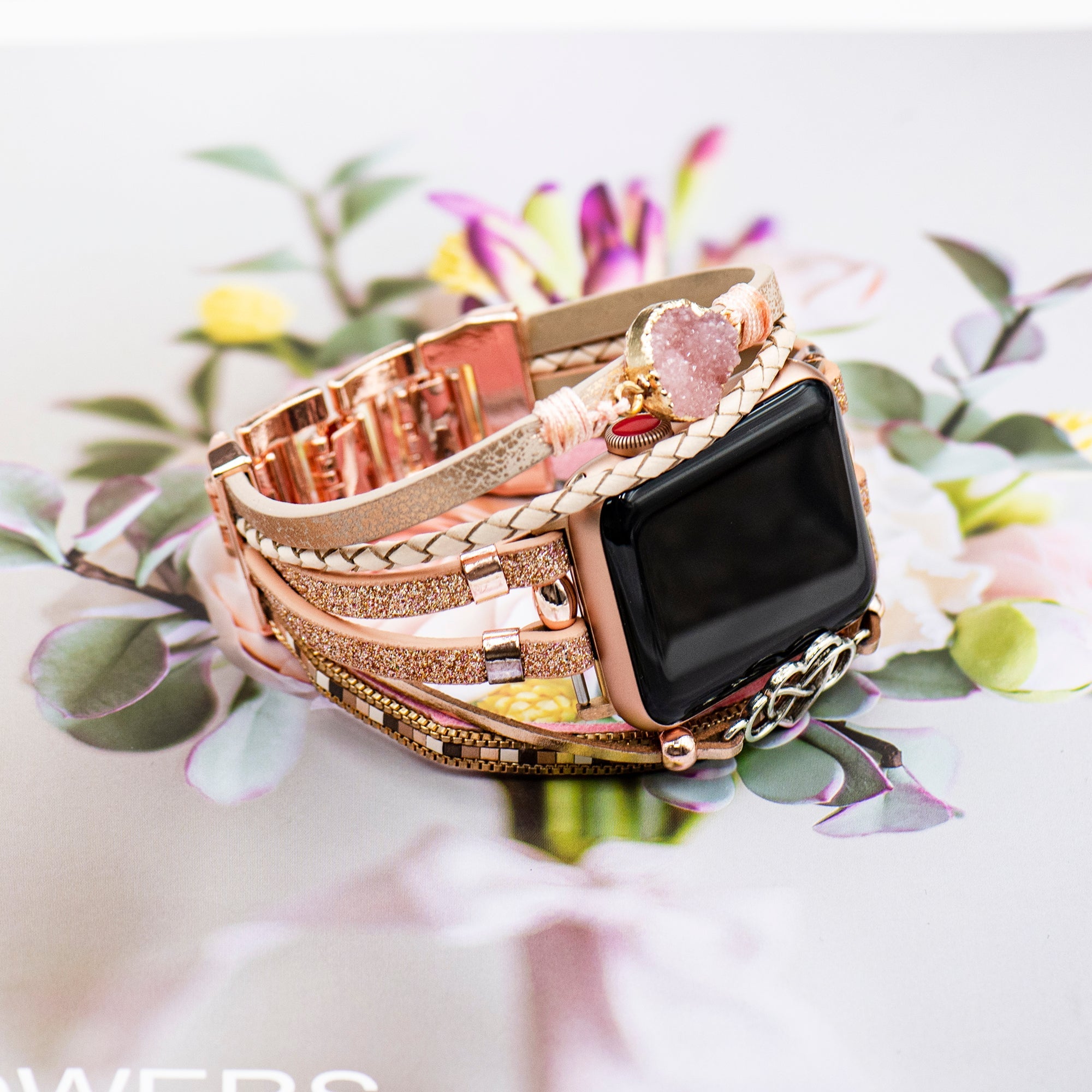 Bracelet Apple Watch simili vegan multi rangs femme, bracelet Apple Watch élégant avec pierre naturelle et breloque cœur-infini, modèle Felicidad
