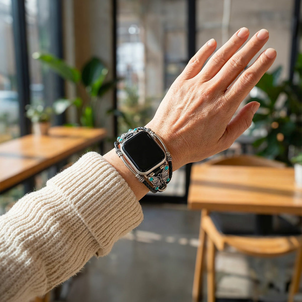 Bracelet Apple Watch noir tressé simili cuir vegan avec papillon argenté et perles turquoise élégantes.
