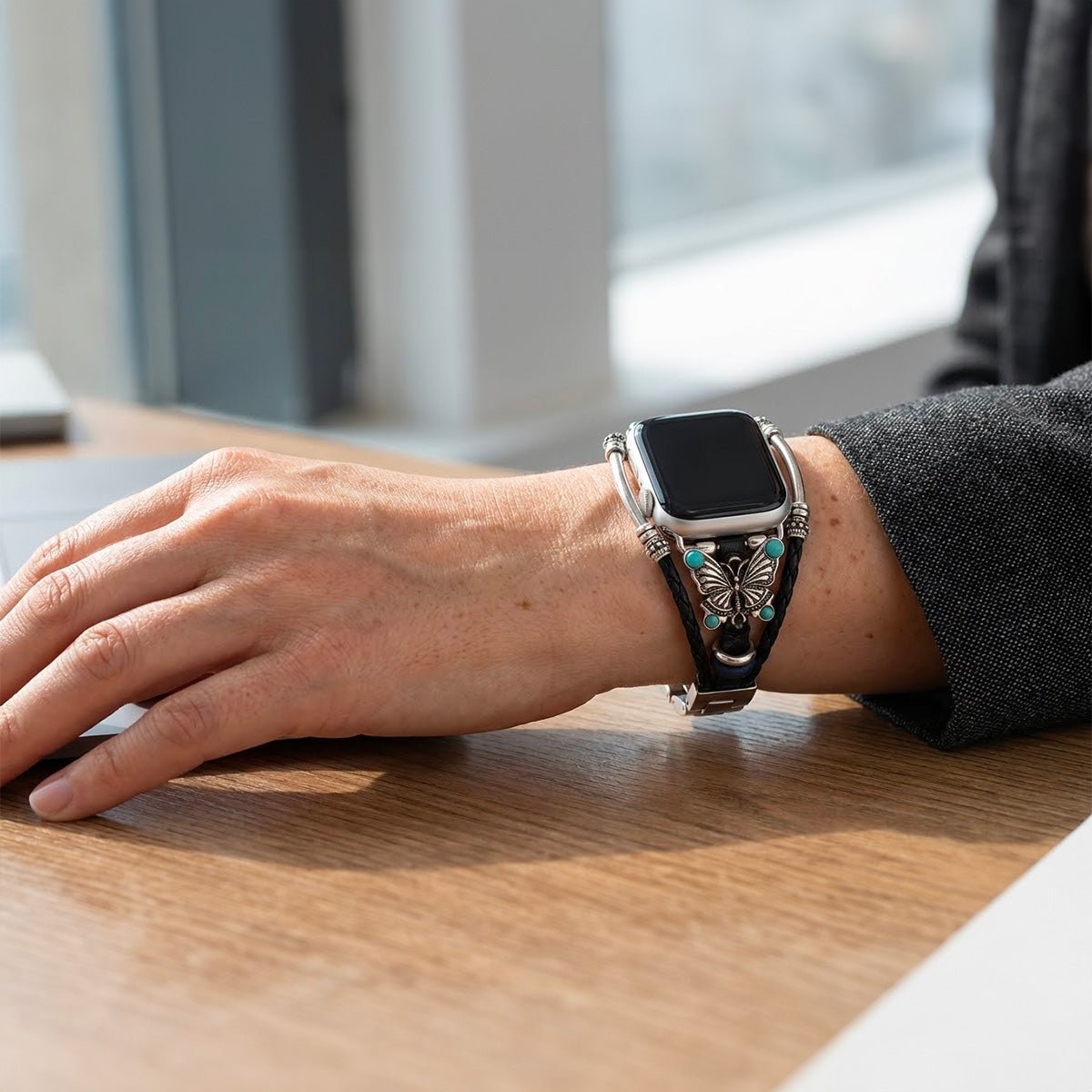 Bracelet Apple Watch tressé noir en simili vegan avec papillon argenté et perles turquoise élégantes.