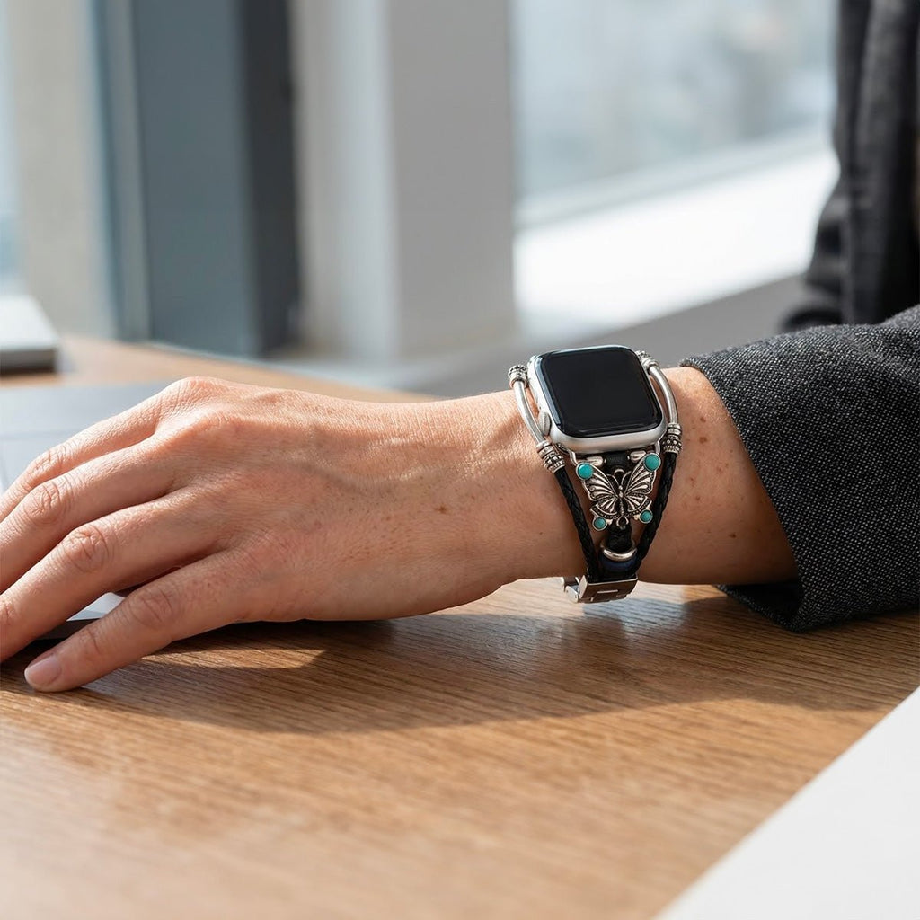 Bracelet Apple Watch tressé noir en simili vegan avec papillon argenté et perles turquoise élégantes.