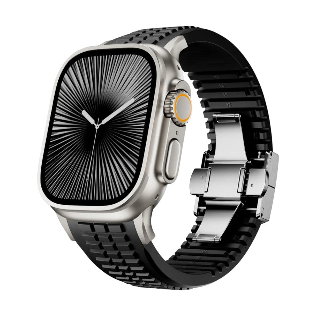 Bracelet Apple Watch sport noir en silicone texturé avec boucle double ajustable en métal argenté.