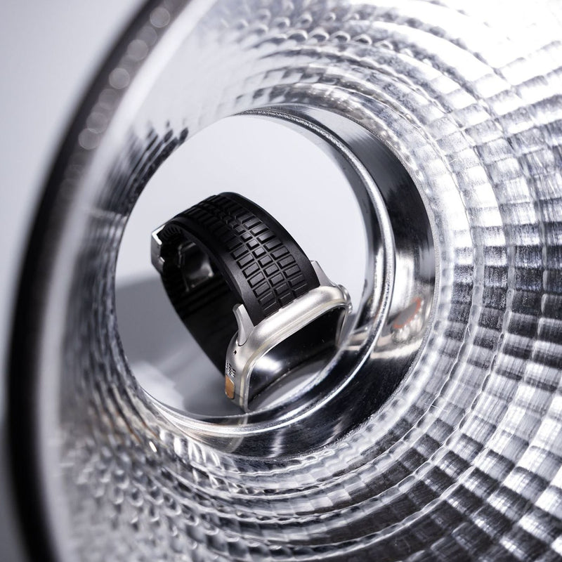 Bracelet Apple Watch sport en silicone noir texturé avec boucle ajustable double argentée, modèle Sadio.