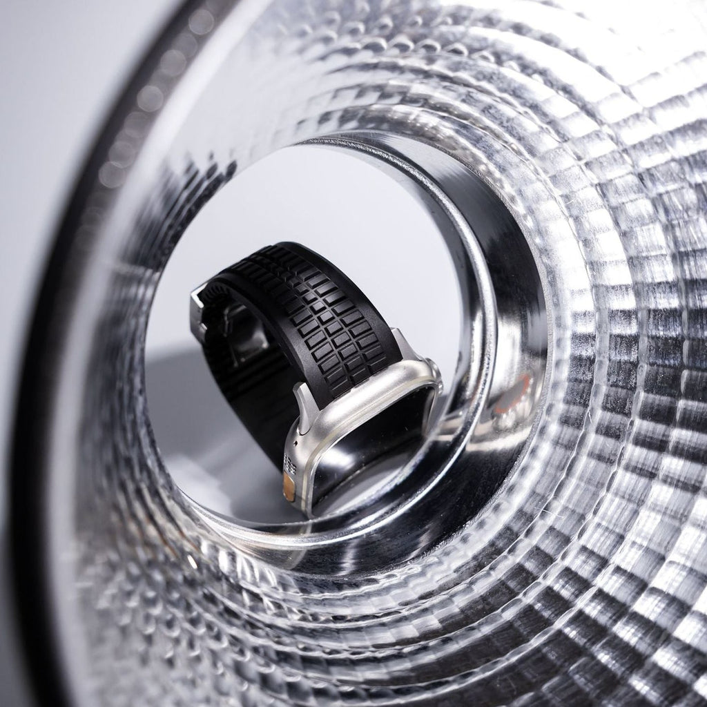 Bracelet Apple Watch sport en silicone noir texturé avec boucle ajustable double argentée, modèle Sadio.