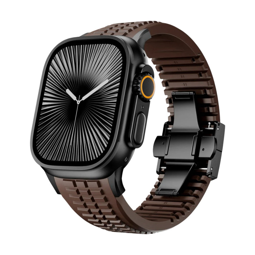 Bracelet Apple Watch sport en silicone marron texturé avec boucle ajustable double noire.