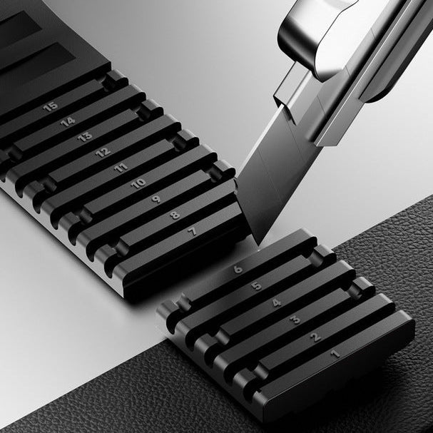 Bracelet Apple Watch sport noir en silicone texturé à maillons découpe ajustable avec boucle double.