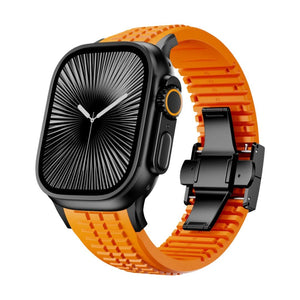 Bracelet Apple Watch sport orange en silicone texturé avec boucle ajustable double noire.
