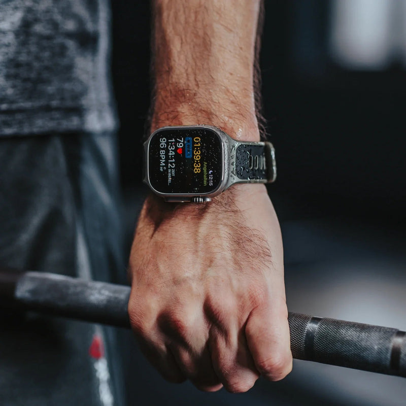 Bracelet Apple Watch sport mélange cuir noir et fluoroélastomère avec boucle ajustable, style hybride et finition Valentino.